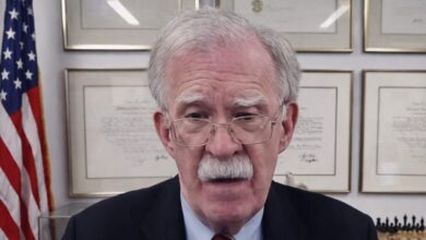 Quarta Repubblica fa il colpaccio, l’ex consigliere di Trump: “Non sa fare il presidente”