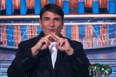 Sal Da Vinci al Tg1 mostra il balletto di “Per sempre sì”: il tutorial che spopola sui social