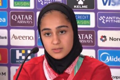 Iran, la calciatrice iraniana trattiene le lacrime: “Non riusciamo a contattare le nostre famiglie”