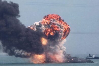 Trump bombarda una nave iraniana nello stretto di Hormuz. Il video della mega esplosione