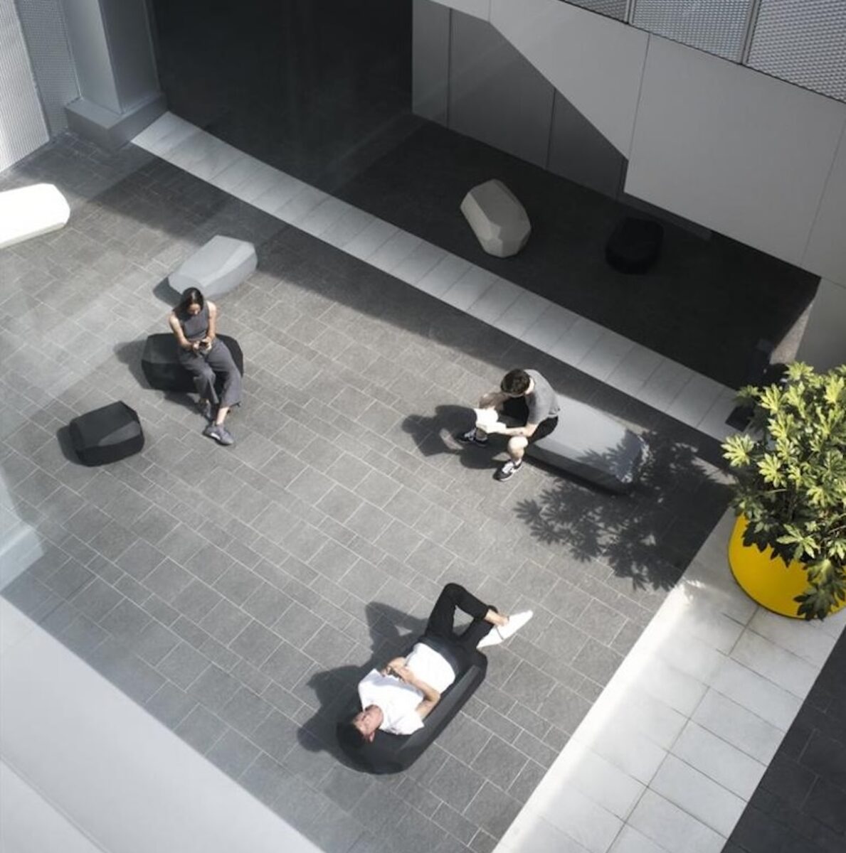 CUPRA rafforza il legame con RafflesMilano e punta sui talenti