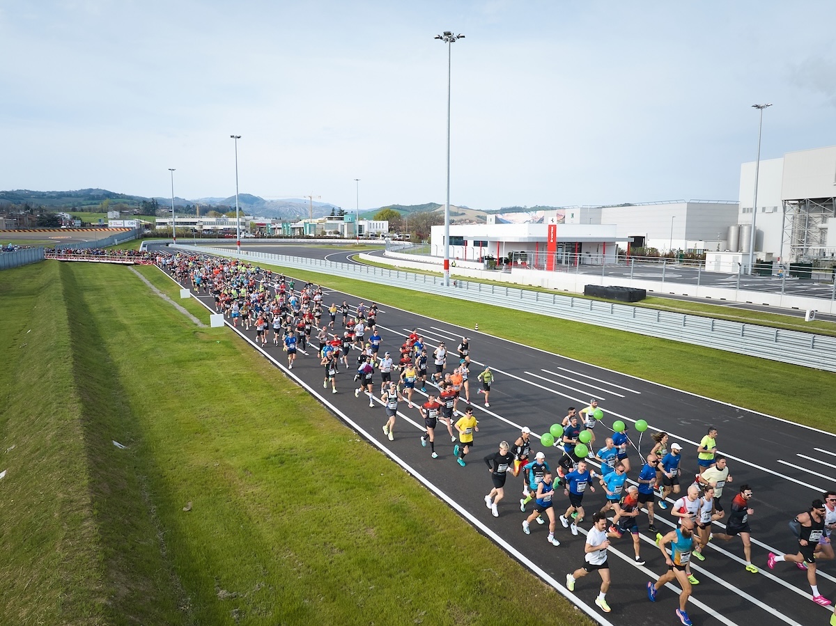Ferrari apre Fiorano a 15 mila runner e trasforma la corsa in brand