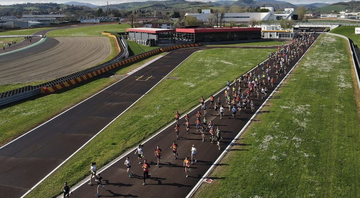 Ferrari apre Fiorano a 15 mila runner e trasforma la corsa in brand