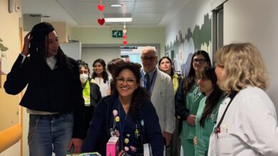 Ghali a sorpresa al Niguarda: il rapper porta sorrisi e regali ai piccoli pazienti