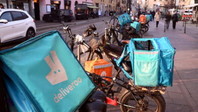 Food delivery, rider in piazza in oltre 30 città italiane. La Cgil: “Stop a turni estenuanti per 4 euro l’ora. Servono contratti stabili e maggiori garanzie su salute e sicurezza”
