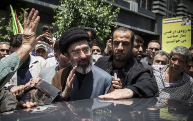 Iran, spunta la clamorosa indiscrezione dal Daily Mail: “Mojtaba Khamenei in terapia intensiva e senza una gamba”. In attesa di conferme