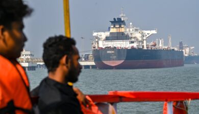 Petrolio a 113 dollari: ecco perché il prezzo sale ancora. Gli iraniani e il blocco della “porta delle lacrime” (altro stretto)