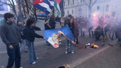 Corteo contro il referendum, la guerra e il governo. Bruciano le foto di Meloni e Nordio insieme a Trump