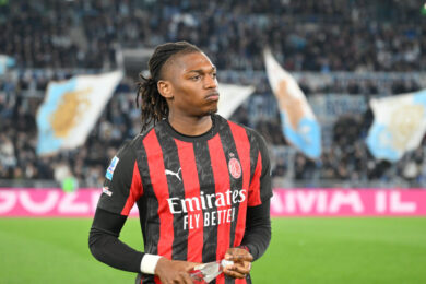 Leao vola in Portogallo, ma il viaggio non preoccupa il Milan. Il n.10 verrà visitato da uno specialista. Intanto il prezzo cala e quelle voci sul futuro…