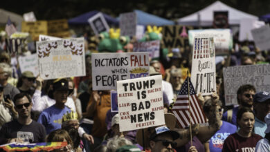 “No Kings”, oltre 8 milioni di americani in piazza contro Trump. A Roma 300mila sfidano il governo Meloni