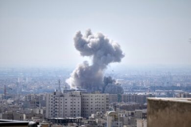 Giallo sulla morte dell’ex presidente Ahmadinejad. Trump: “Parlerò con i nuovi leader, distrutte e affondate 9 navi iraniane”. Uccisi tre soldati Usa