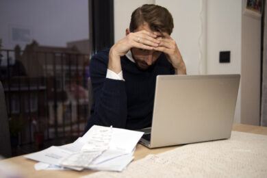 Iran, prezzi dell’energia alle stelle e bollette sempre più care: due famiglie su tre pronte a rinviare le visite mediche