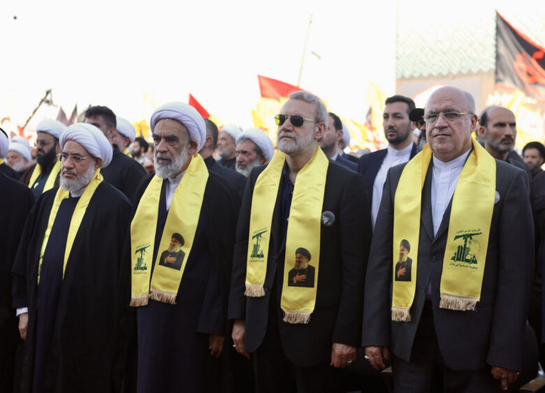 A sinistra, la nuova Guida suprema dell'Iran: Mojtaba Khamenei