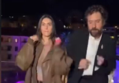 Tommaso Paradiso si sposa e balla sulle note del collega Sal Da Vinci. Il balletto con la compagna. VIDEO