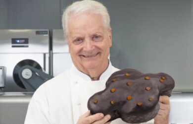 Pasqua, Iginio Massari sforna la colomba da 75 euro: prezzi da capogiro. E la polemica si infuoca