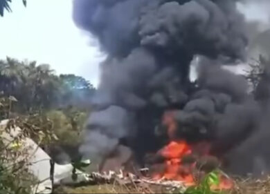 Colombia, aereo si schianta subito dopo il decollo: è una strage. Almeno 66 morti e decine di feriti gravi. In 21 risultano ancora dispersi