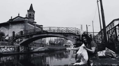 Milano, il teatro incontra l’acqua: La Maria Brasca di Testori rivive lungo il Naviglio Grande fino alla Darsena