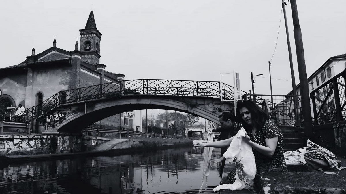 Milano, il teatro incontra l’acqua: La Maria Brasca di Testori rivive lungo il Naviglio Grande fino alla Darsena Milano, il teatro incontra l’acqua: La Maria Brasca di Testori rivive lungo il Naviglio Grande fino alla Darsena