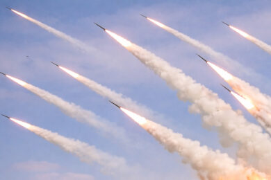 Guerra in Iran, la Turchia intercetta il quarto missile. Trump: “Progressi con Teheran, ma senza accordo distruggeremo Kharg”