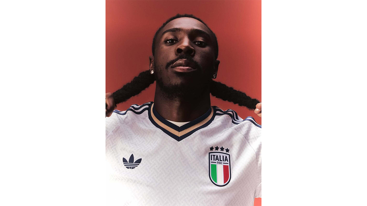 Italia, la nuova maglia away firmata Adidas è semplicemente spettacolare… e tutti noi speriamo di vederla questa estate ai mondiali Italia, la nuova maglia away firmata Adidas è semplicemente spettacolare… e tutti noi speriamo di vederla questa estate ai mondiali
