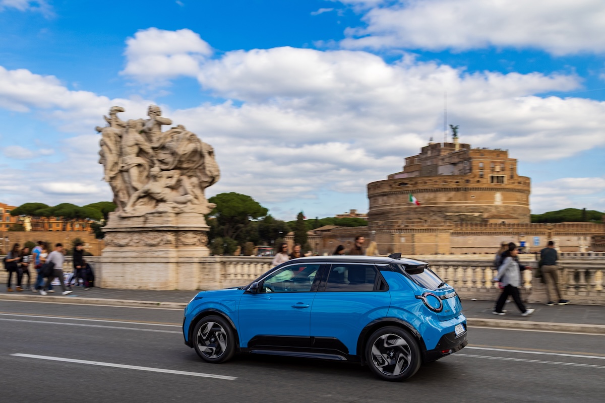 Nissan MICRA elettrica torna in Italia e riaccende una leggenda