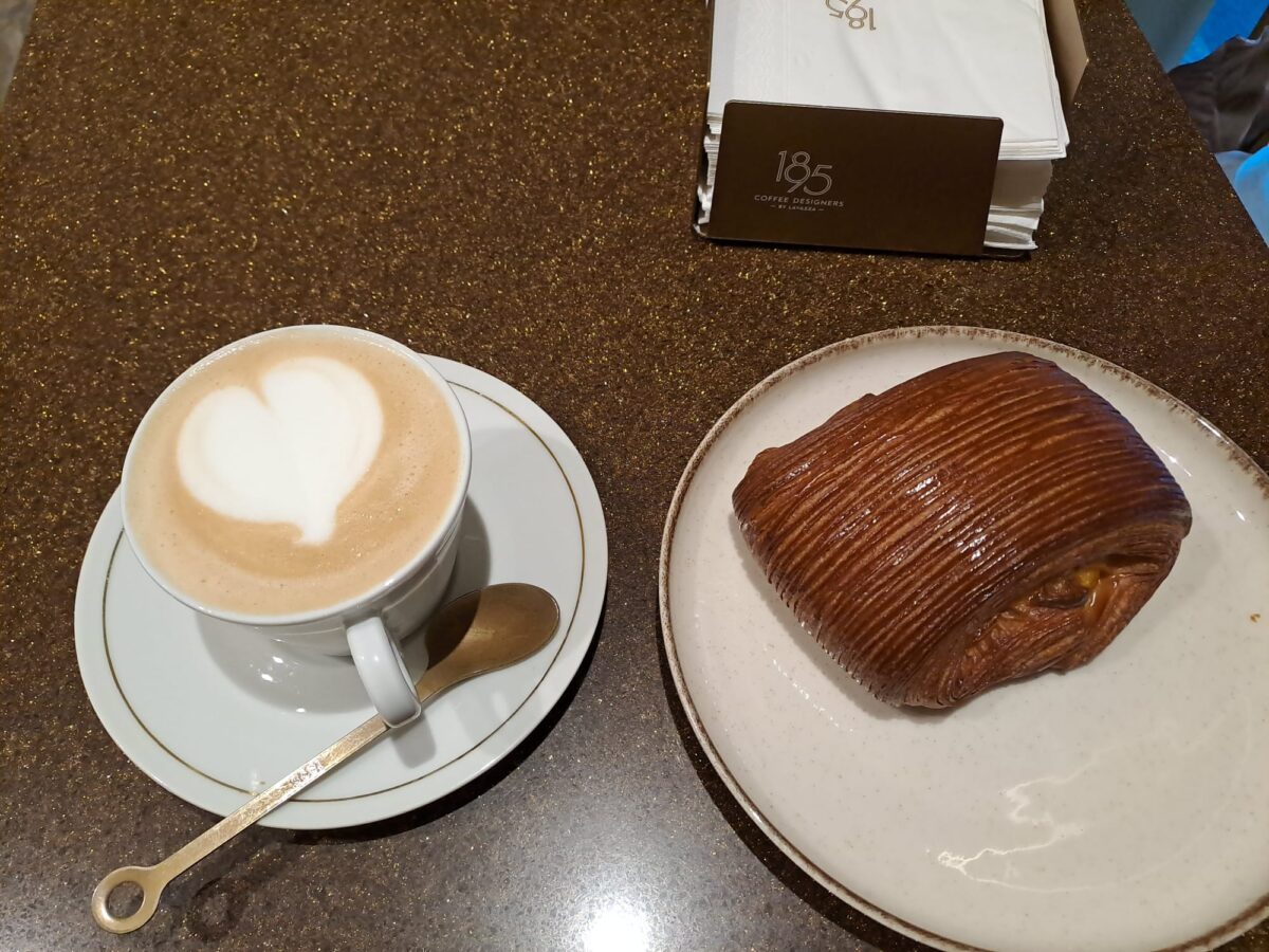 Milano, la colazione è il nuovo aperitivo. Tra matcha e lievitati: i prezzi (aggiornati) dei locali più in hype