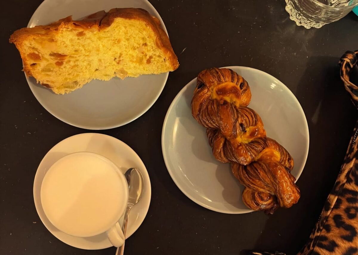 Milano, la colazione è il nuovo aperitivo. Tra matcha e lievitati: i prezzi (aggiornati) dei locali più in hype