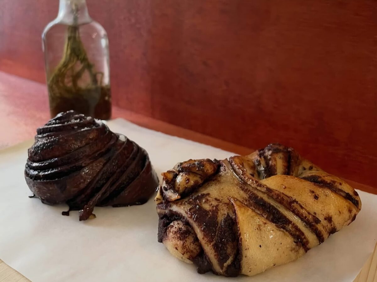 Milano, la colazione è il nuovo aperitivo. Tra matcha e lievitati: i prezzi (aggiornati) dei locali più in hype