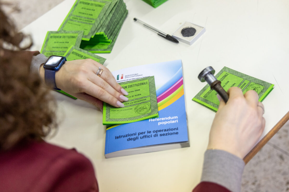 Giustizia, Italia al voto per il referendum. Seggi aperti fino alle 15.00. Affluenza boom: al 46% alle 23 Giustizia, Italia al voto per il referendum. Seggi aperti fino alle 15.00. Affluenza boom: al 46% alle 23