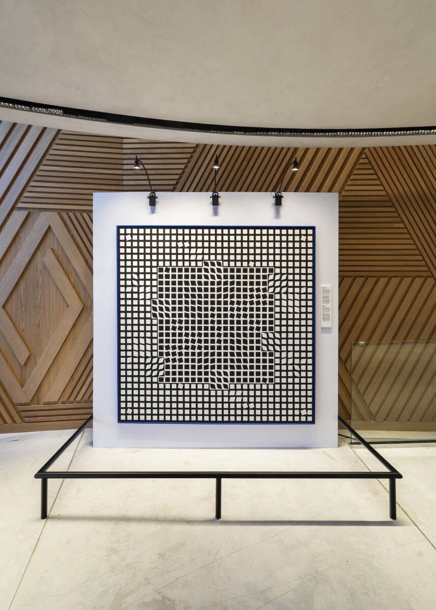 Renault Pop Art Car accende gli Champs-Élysées fino al 26 aprile