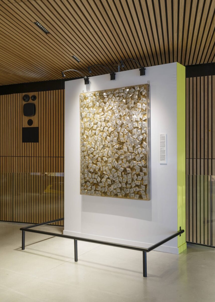 Renault Pop Art Car accende gli Champs-Élysées fino al 26 aprile