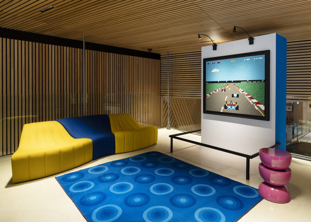 Renault Pop Art Car accende gli Champs-Élysées fino al 26 aprile