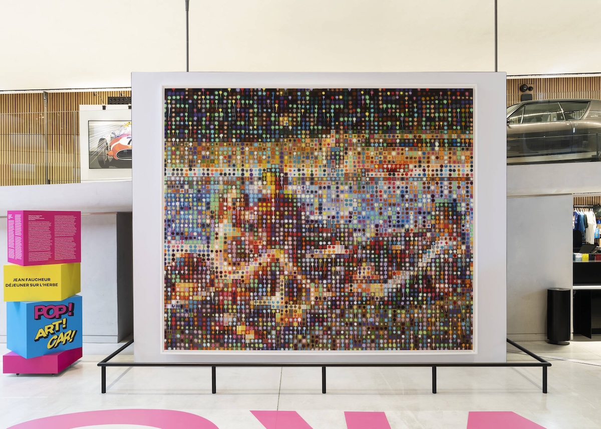 Renault Pop Art Car accende gli Champs-Élysées fino al 26 aprile