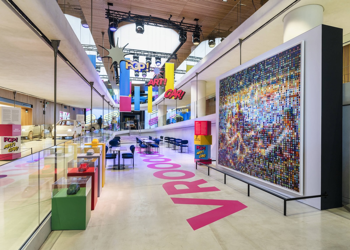 Renault Pop Art Car accende gli Champs-Élysées fino al 26 aprile