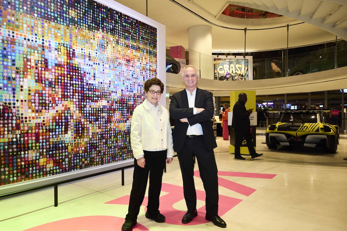 Renault Pop Art Car accende gli Champs-Élysées fino al 26 aprile