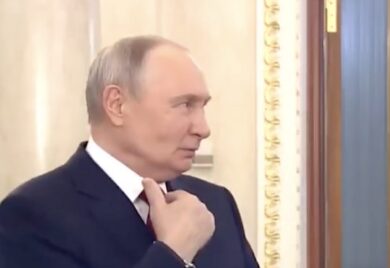 Putin, lo zar rischia di strozzarsi durante il suo discorso per la festa della donna. VIDEO