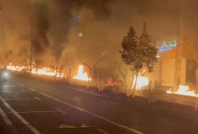 Iran, le strade di Teheran vanno a fuoco. Sembra un film, ma…