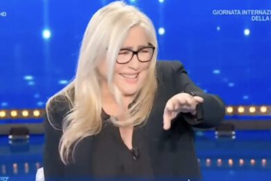 Domenica In, Elettra Lamborghini fa arrossire Mara Venier: “Quello di tuo marito…”. VIDEO