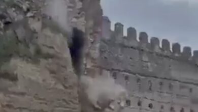 Crolla il castello di Toledo, il momento esatto in cui la torre si schianta a terra. VIDEO