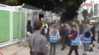 Tel Aviv “squarciata” da un missile iraniano. Il video dei soccorsi