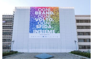 Stellantis accende Mirafiori: la Palazzina ora parla con i volti