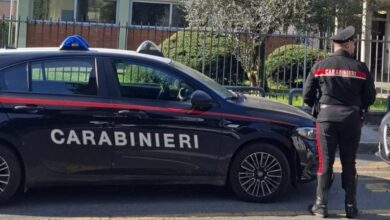 Bergamo, studente 13enne accoltella l’insegnante fuori da scuola: la donna è in gravi condizioni