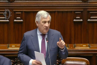 Tajani avverte su Iran e Hormuz: “Gas fino al prossimo inverno”. Ma petrolio, aerei e fertilizzanti preoccupano. L’annuncio: “Domani sarò a Beirut”