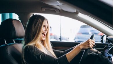 Auto, le donne spingono l’elettrico: BEV quasi raddoppiate nel 2025