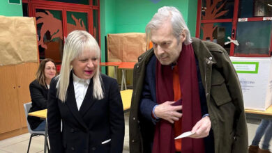 Referendum sulla giustizia, Sgarbi si rivede in pubblico: va a votare a San Severino Marche. “Questo voto è un tema importante”