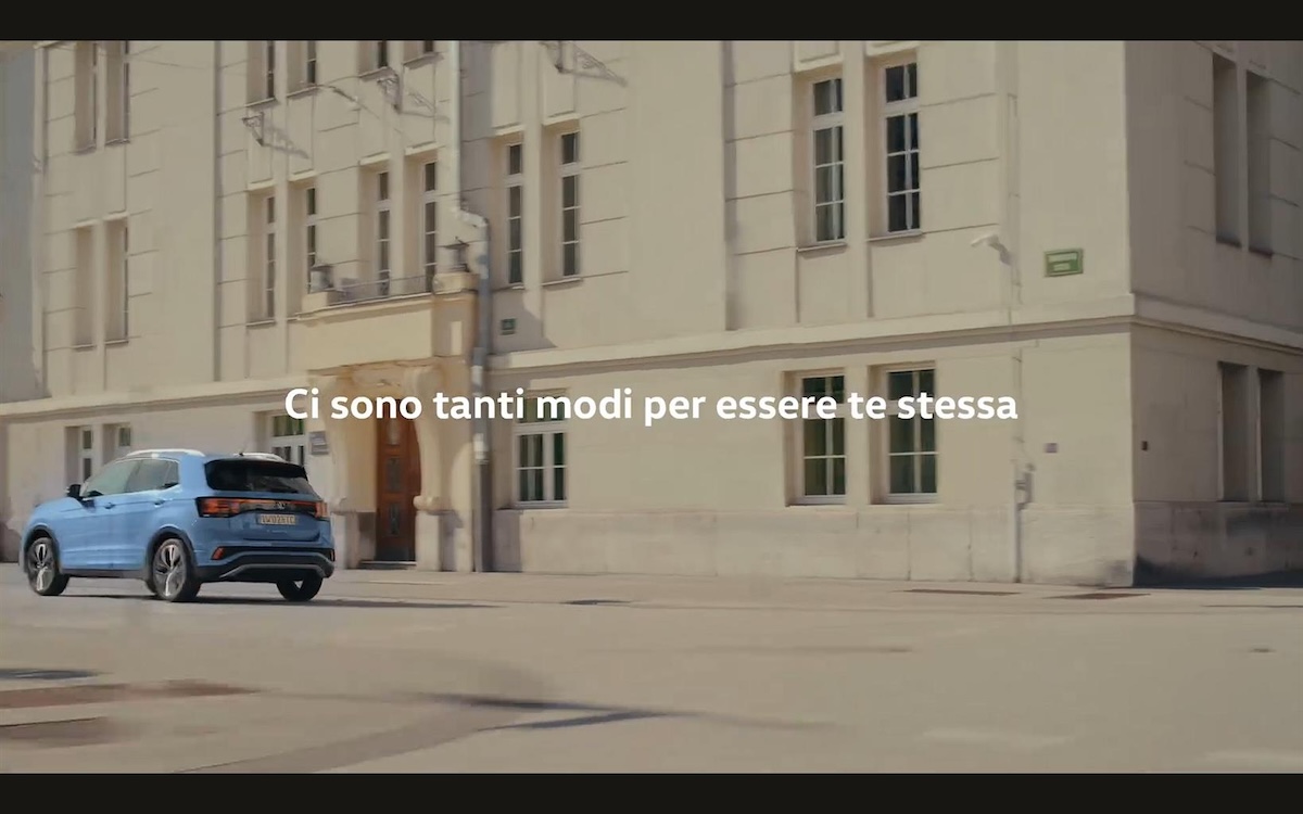 Volkswagen T-Cross punta sulle donne con una campagna italiana