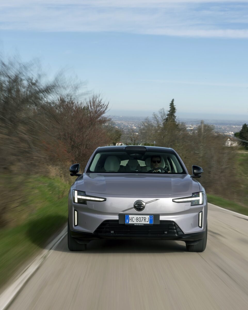 Nuova Volvo ES90, berlina elettrica premium da 700 km WLTP