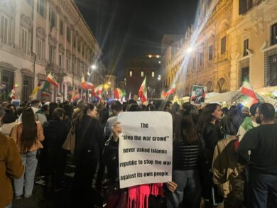 Roma, attivista iraniana in piazza per un Paese libero: “Il regime deve cadere completamente con l’aiuto di Israele e Usa. Se l’attacco militare è l’unica opzione che abbiamo, dobbiamo accettarlo”. Il video di Affaritaliani