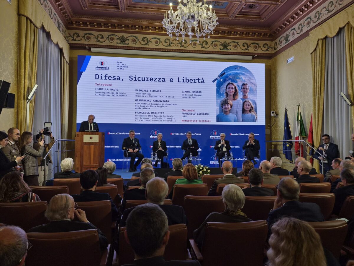 Guerra in Iran, Rauti: “Gli investimenti in difesa? Portano ricchezza. Allarme per gli attacchi ibridi. Ecco che cosa aspettarsi dai prossimi mesi”