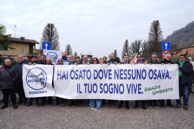 Lega, funerali di Bossi a Pontida: centinaia di militanti per l’ultimo saluto. Applausi per Zaia e Meloni, Salvini contestato